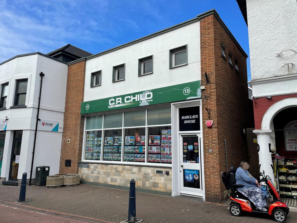 Lot: 56 - FREEHOLD HIGH STREET COMMERCIAL INVESTMENT WITH PRE-APP ADVICE FOR TWO FLATS - 